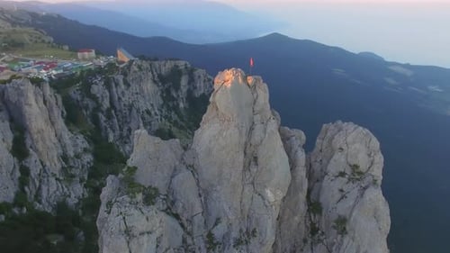 Vista aérea do Monte AiPetri na Península da Crimeia