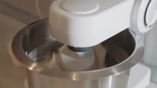 Mechanisches Gerät knetet automatisch Kuchenteig in der Küche