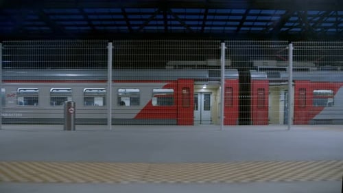 Zug verlässt leeren Bahnsteig am Flughafen