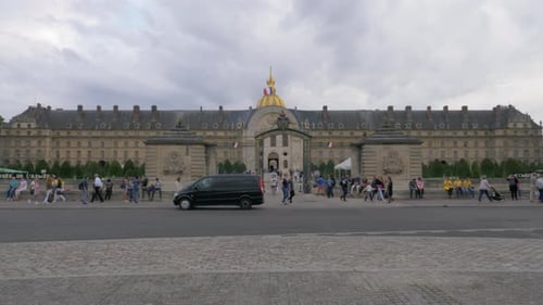 Portões de entrada de Les Invalides com pessoas entrando e saindo de Paris, França