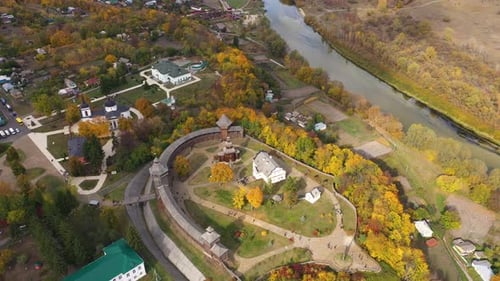 Vue panoramique aérienne de la forteresse en bois d'Ukraine à Baturin par temps nuageux