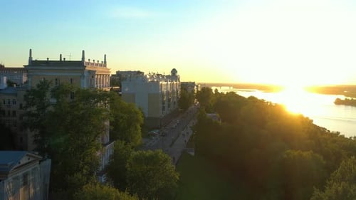 Sonnenuntergang über einer russischen Provinzstadt