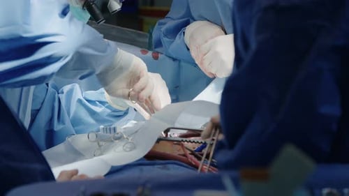 Chirurgen, die während der Operation am offenen Herzen arbeiten, Nahaufnahme von Händen und Instrumenten.
