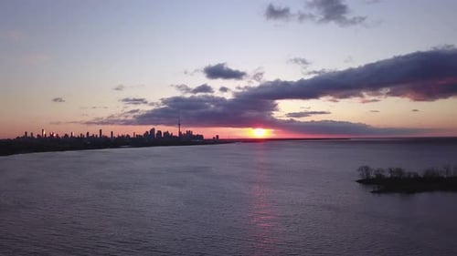 Luftaufnahme eines wunderschönen Sonnenaufgangs über der Skyline der Innenstadt von Toronto.