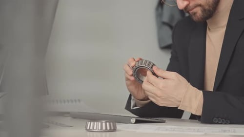Konstrukteur arbeitet im Büro am Computer