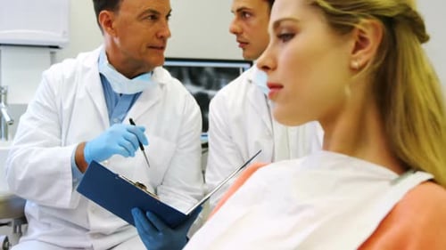Porträt einer lächelnden Patientin auf einem Zahnarztstuhl