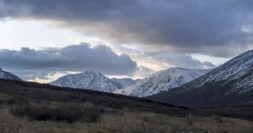 Timelapse de nuages épiques à Mountain Medow à l'automne. Nature sauvage et infinie avec ciel de tempête de neige
