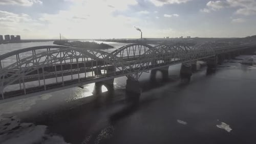 Die Brücke im Winter mit Vogelperspektive