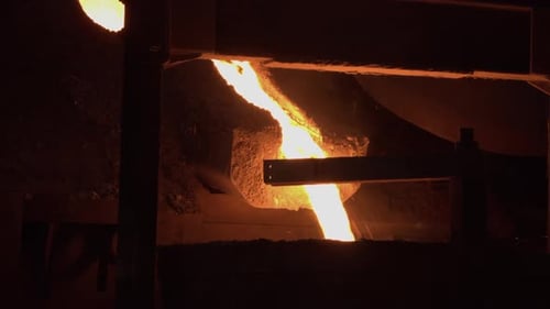 Ein Ofen, in dem Metall geschmolzen wird