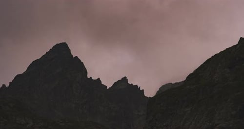 Sternenhimmel bei Nacht in den Bergen
