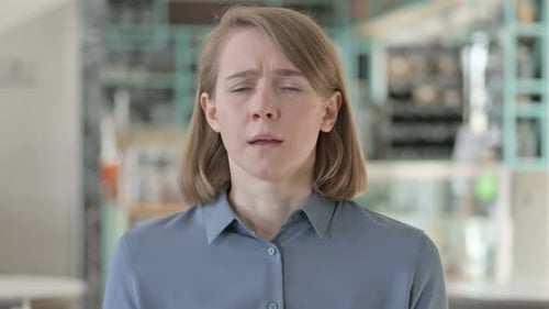 Portrait d'une jeune femme éternuant se sentant mal