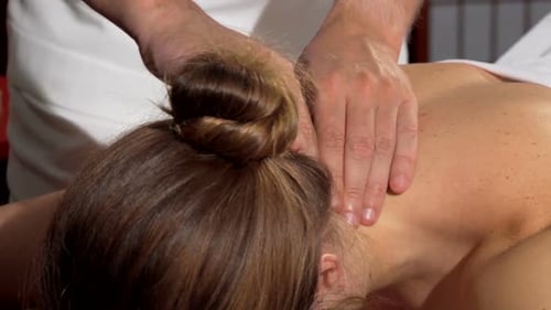 Frau erhält entspannende Rückenmassage im Spa Center