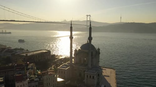 Bosporus-Brücke und Ortakoy-Moschee