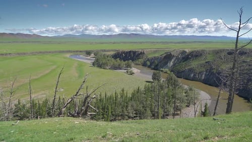 Fluss mit Felswänden in der riesigen Ebene