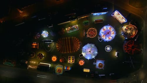 Time Lapse aéreo de una feria de atracciones por la noche