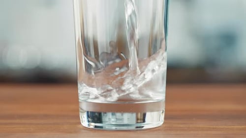 Verter agua en vidrio Closeup