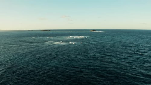 Meer mit Wellen und Rocky Islands