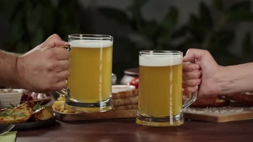 Cliquetis avec de la bière mousseuse dans des verres en gros plan