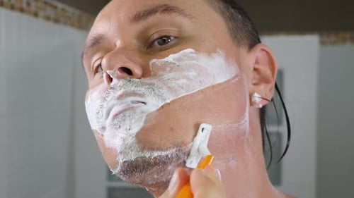 Barbear masculino com fundo de parede branca
