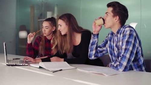 Gruppe junger Kreativer in einem kreativen Start-up-Arbeitsumfeld, das ein Projekttreffen abhält