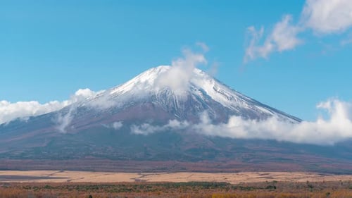 Lapso de tiempo de 4K de Clouds with Mt. Fuji sobre el lago Yamanaka
, Japón.