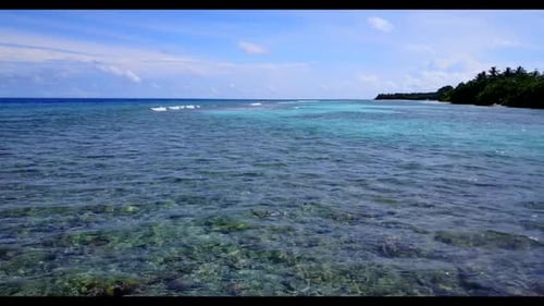 Luftbild von oben Tourismus eines luxuriösen Strandurlaubs an der Küste vor türkisfarbenem Meer und weißem Sand Hintergrund