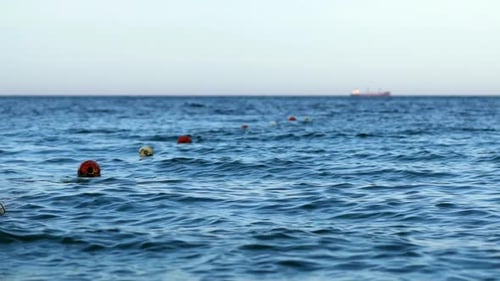 Schwimmende Bojen auf der Wasseroberfläche