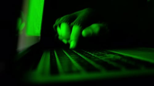 Hacker roba datos de una computadora portátil de arriba hacia abajo