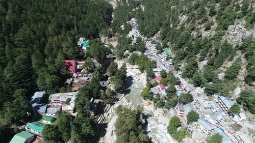 Le village de Gangotri dans l'état de l'Uttarakhand en Inde vu du ciel