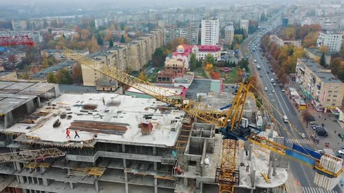 Kran- und Gebäudeausrüstung. Baufortschritt eines neuen modernen Wolkenkratzers in der Stadt