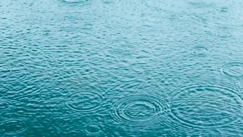 abstrakter Hintergrund, Regentropfen auf dem Wasser