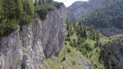 Acercamiento aéreo de las escarpadas montañas de Rugove en Kosovo