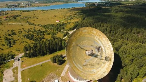 Observatoire astronomique dans la forêt