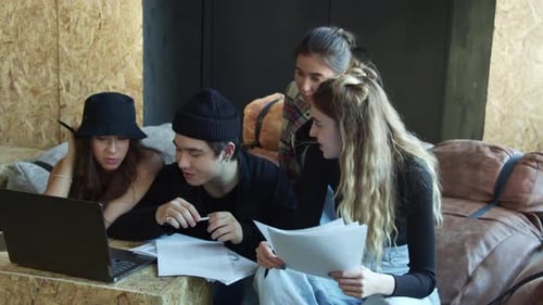 Éducation en ligne pour le groupe d'étudiants qui se sont réunis
