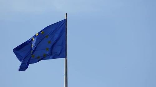 EU-Flagge — Blauer Himmel — Metallmast