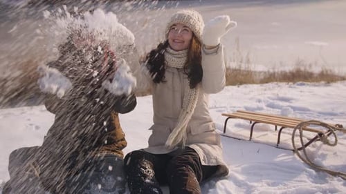 Couple s'amusant en hiver en plein air