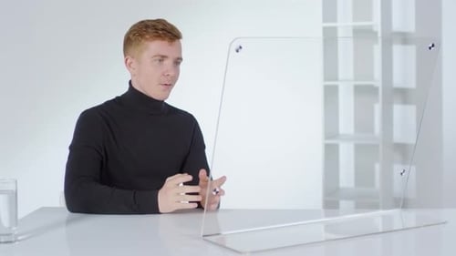 Kaukasischer Geschäftsmann mit Videoanruf
