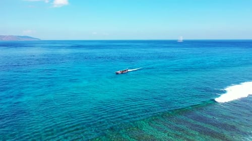 Luftaufnahme einer ruhigen Bay Beach Reise durch den blauen Ozean mit weißem Sandhintergrund eines Picknics