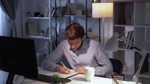 Le directeur de travail Busy Man Financial Report Serious