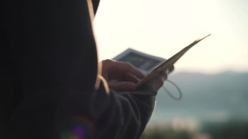 Niña viendo un álbum de fotos