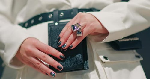 Nahaufnahme, Zeitlupe, stylische Accessoires, Werbematerial für Unternehmen