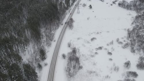 Winterstraße entlang des Waldes
