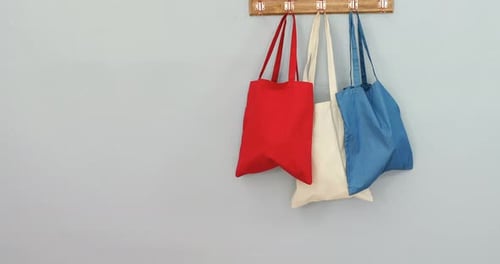 Varios bolsos de mano colgados en gancho 4k