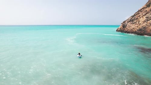 Frau paddelt auf Sup Board