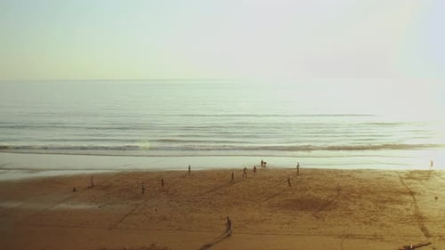 Silhouette von Menschen am Strand des Atlantischen Ozeans Zeitlupe Menschen, die Fußball am Strand spielen