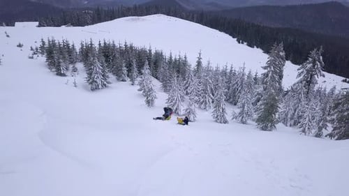 Überfliegen einer Touristengruppe in den Winterbergen