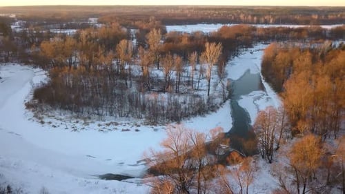 Fluss des Winterwaldes
