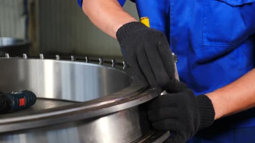 Conceito de indústria e maquinário. Fabricação manual de rolamentos na fábrica. Produção de rolamentos e