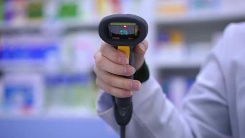 Lector de códigos de barras de vista frontal en mano femenina con luz roja parpadeante