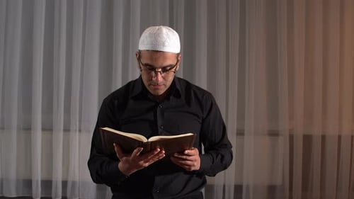 Muslimischer Mann liest Koran.
